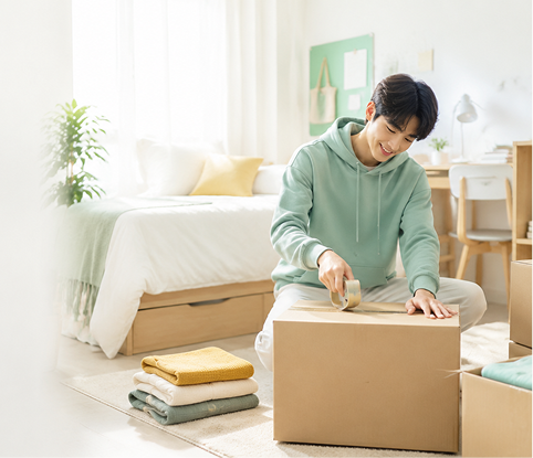 이삿짐 박스를 포장하는 모습